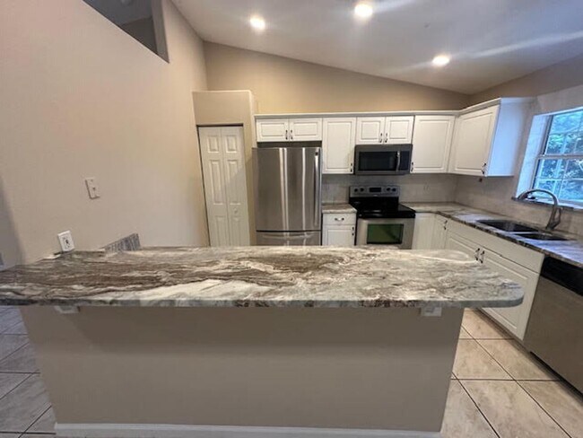 Building Photo - Pool Home on canal for rent !