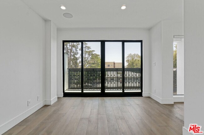 Building Photo - 1445 1/4 N Martel Ave