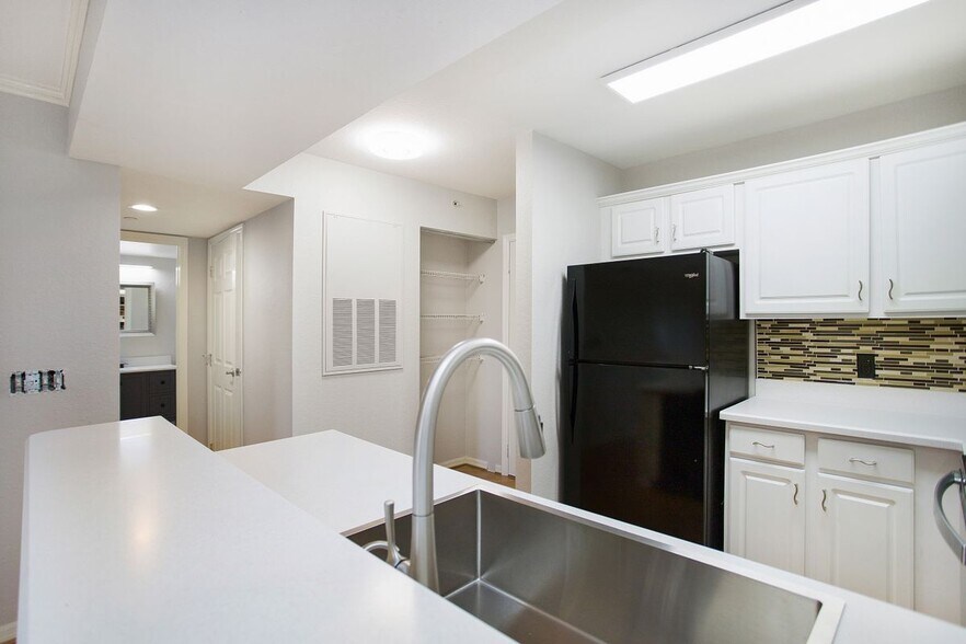 Building Photo - 8271 Key Royal Cir