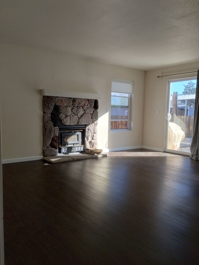 Building Photo - Executive Style Pet Friendly home