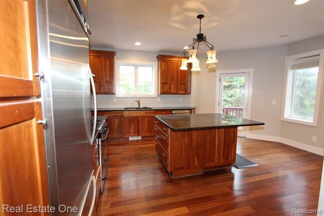 Building Photo - 1090 Oakwood Dr