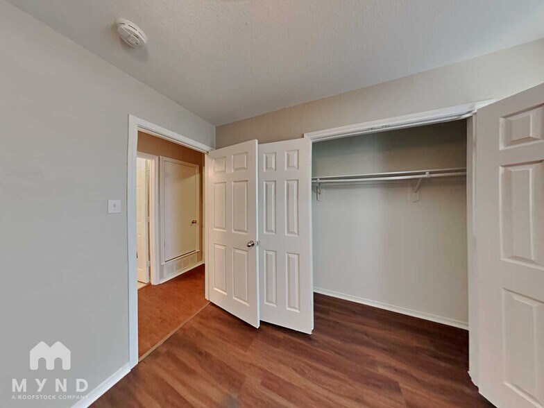 Building Photo - 461 NW Charlyne Dr