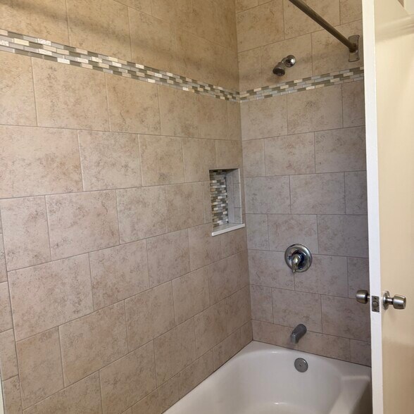Building Photo - 2132 Montana Ave
