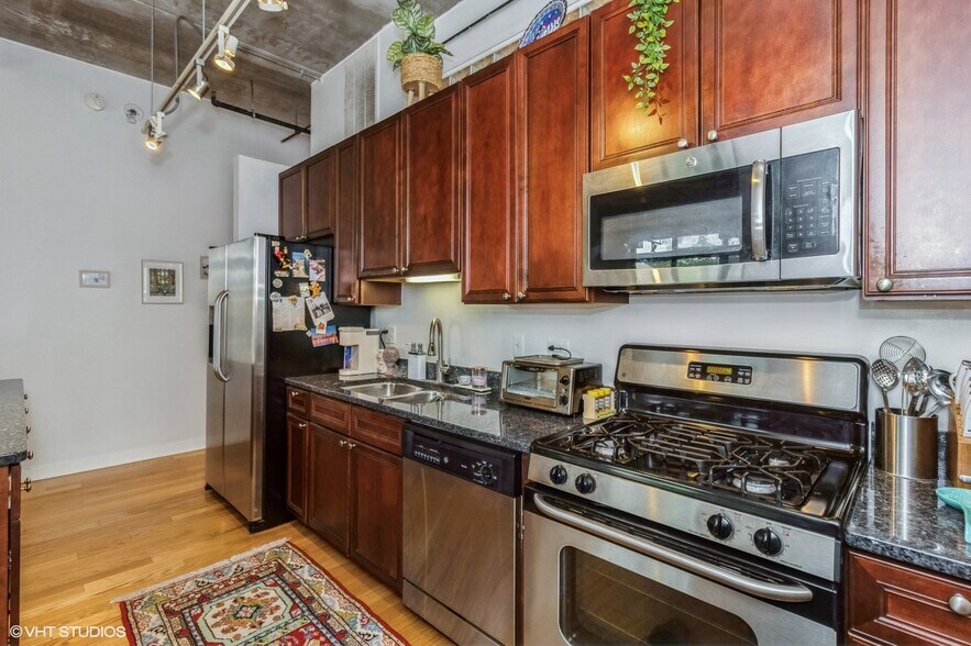 Building Photo - 833 W 15th Pl