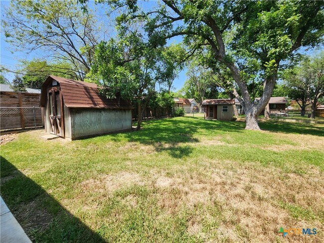 Building Photo - 564 Laurel Ln