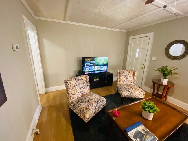 Building Photo - 2 Bedroom/1 Bath  - $875/Mo