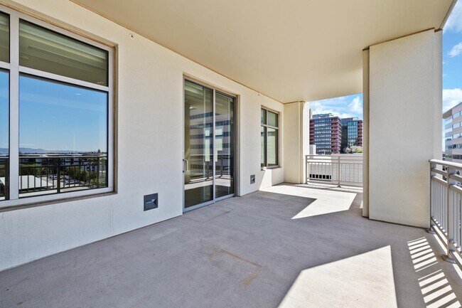 Building Photo - 2211 E Camelback Rd