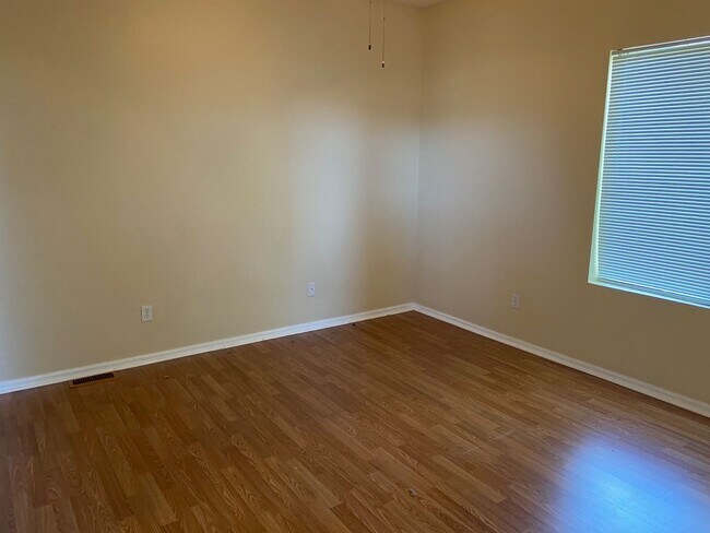 Building Photo - Beautiful 3 Bedroom 2 Bath Townhome Close ...