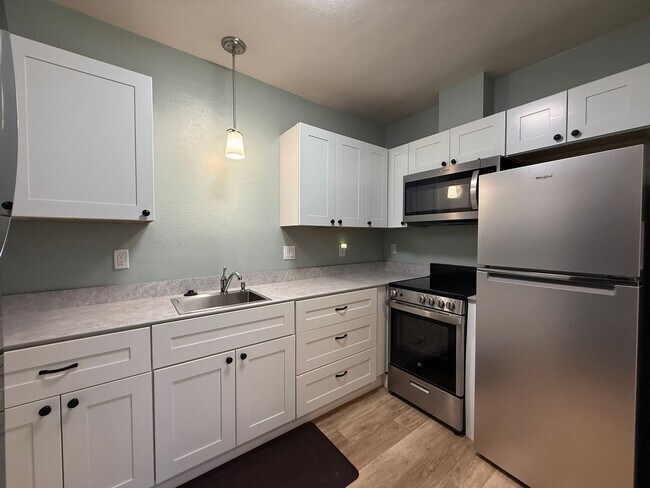 Building Photo - One bedroom/One Bath Apartment with outdoor space on quiet flag lot!  Available Now