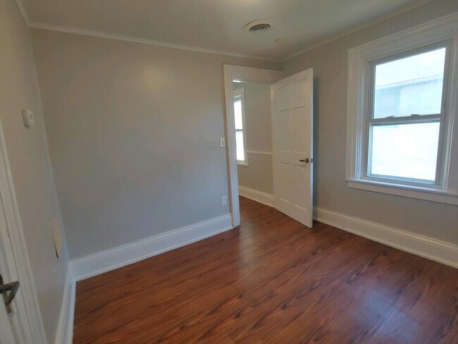 Building Photo - 876 Niagara St