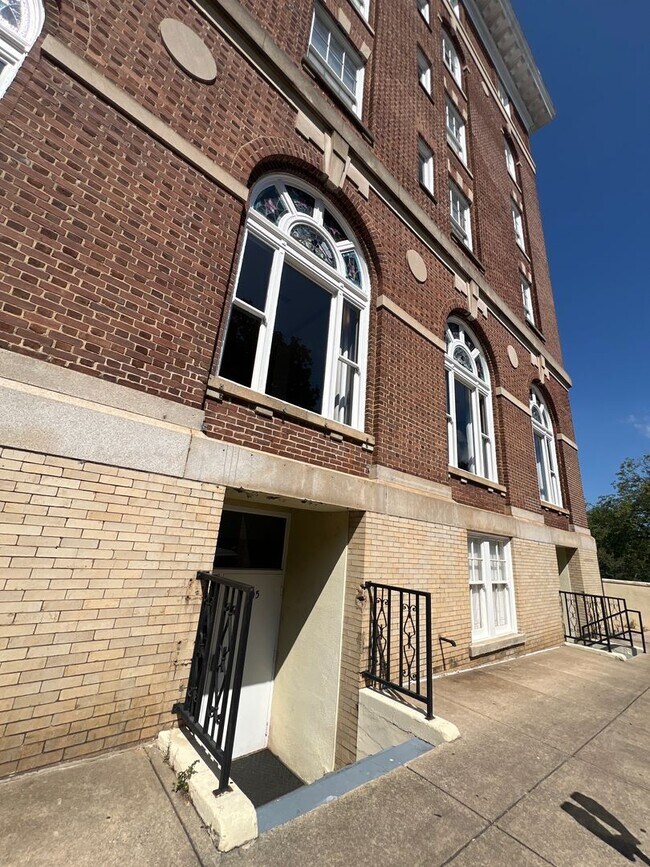 Building Photo - One bedroom apartment just steps away from...