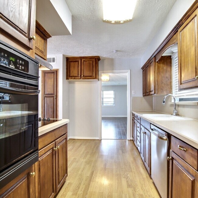 Building Photo - 708 James Dr