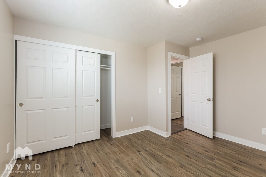 Building Photo - 4943 S Farah Dr