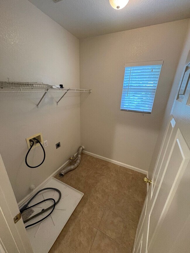 Building Photo - Great Two Story Large Bedroom, Bath Downst...