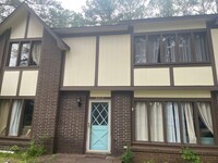 Building Photo - 4 Bedroom 3 Bathroom Home With Swimming Po...