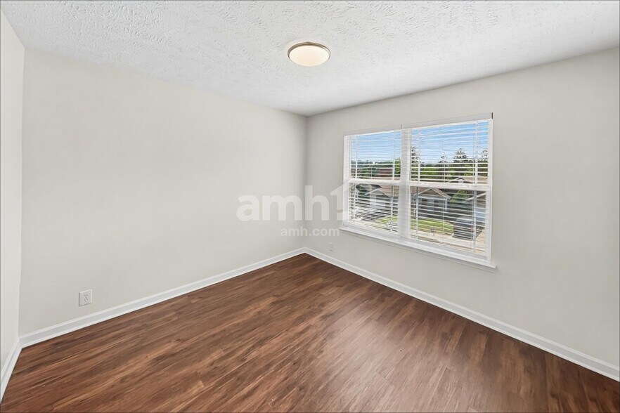 Building Photo - 305 School House Ct