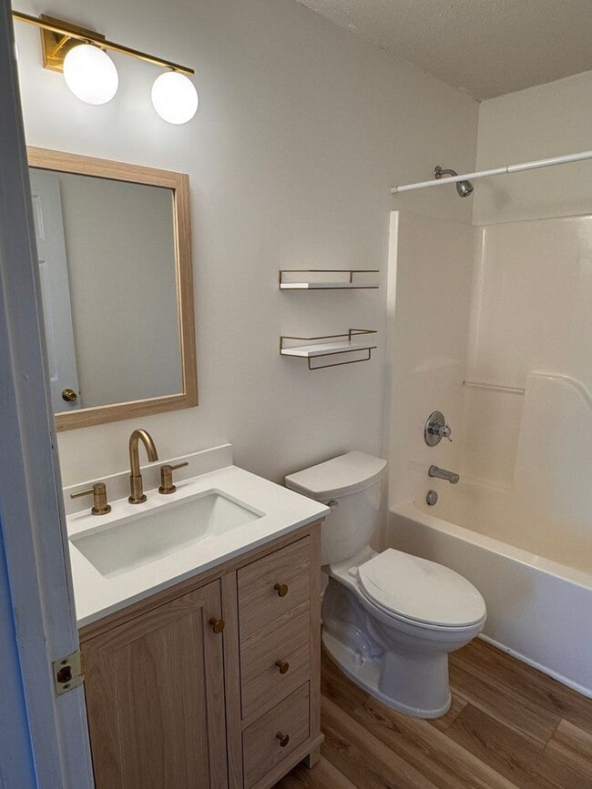 Building Photo - 3 Bedroom || 2 Full Bathroom & 2 Half Bathroom Townhome