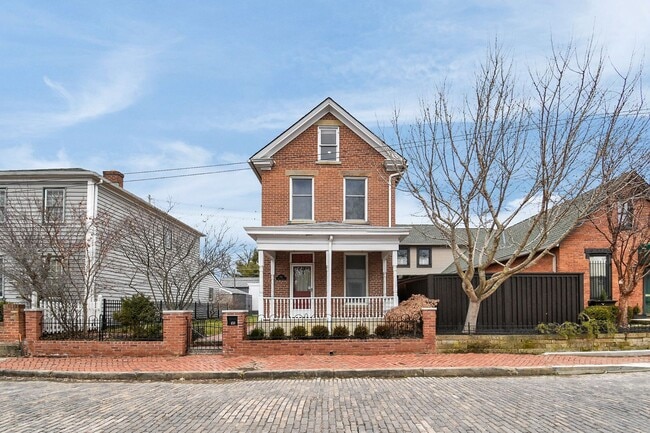 Building Photo - Stunning and Spacious 3 Bedroom House