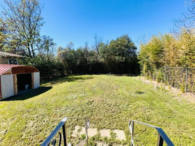 Building Photo - 3 bedroom one bath