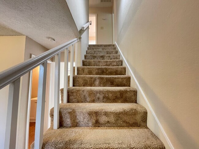 Building Photo - 4 Bed 2 Bath
