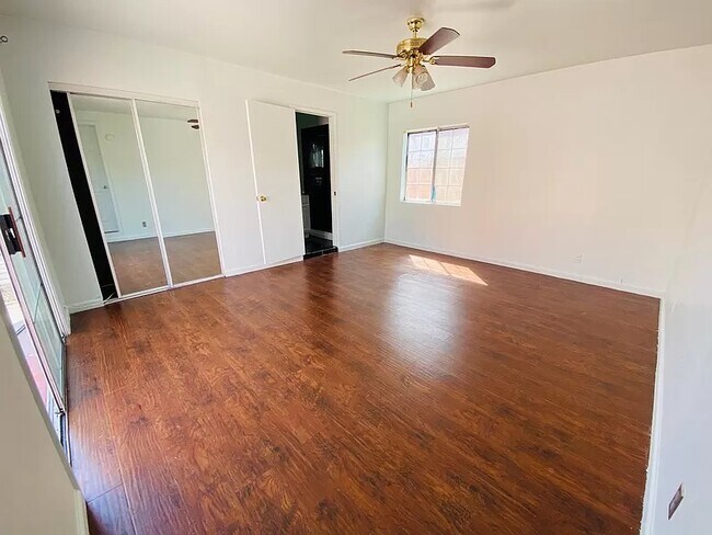 Master Bedroom 1 (15 x 13 ft) & bathroom 1 - 1016 E Ross Ave