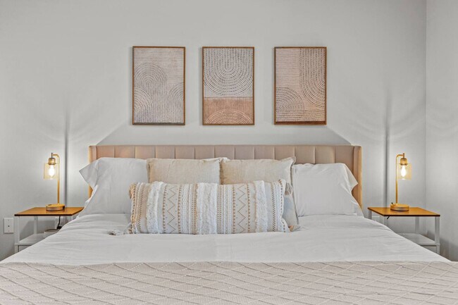 Building Photo - 711 W Broadway Rd