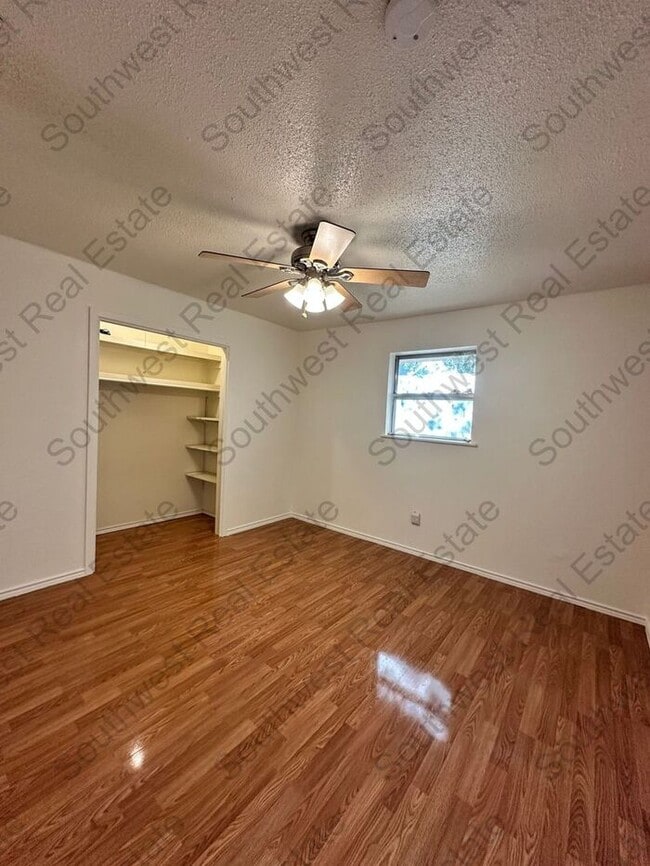 Building Photo - Spacious 3 bedroom, 2 bathroom home