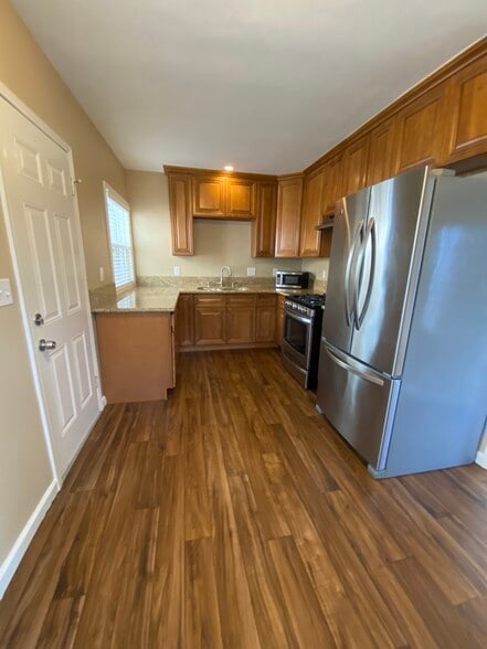 Building Photo - 915 N Los Robles Ave