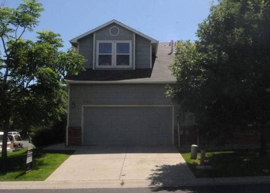 Building Photo - Beautiful 3 bedroom, 2.5 bath Townhome wit...