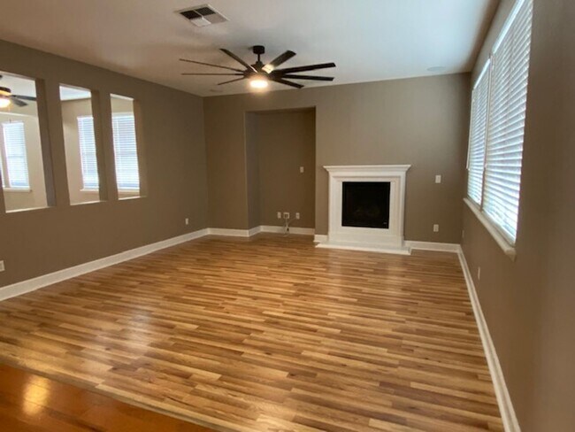 Building Photo - Lincoln Crossing 6 bedroom home with new carpet!