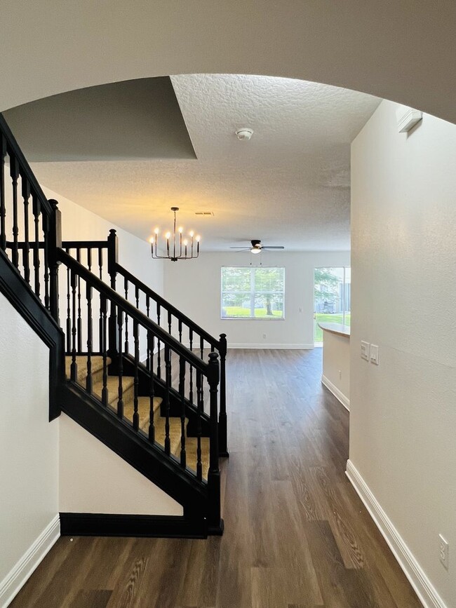 Building Photo - BEAUTIFUL 3 bdrm townhouse in gated commun...