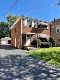 Building Photo - 751 Thayer St