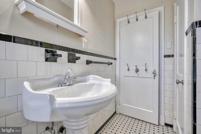 Building Photo - 6473 Blenheim Rd