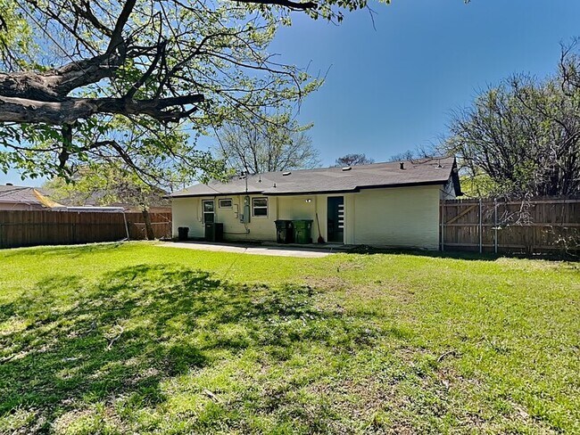 Building Photo - 2111 Melissa St