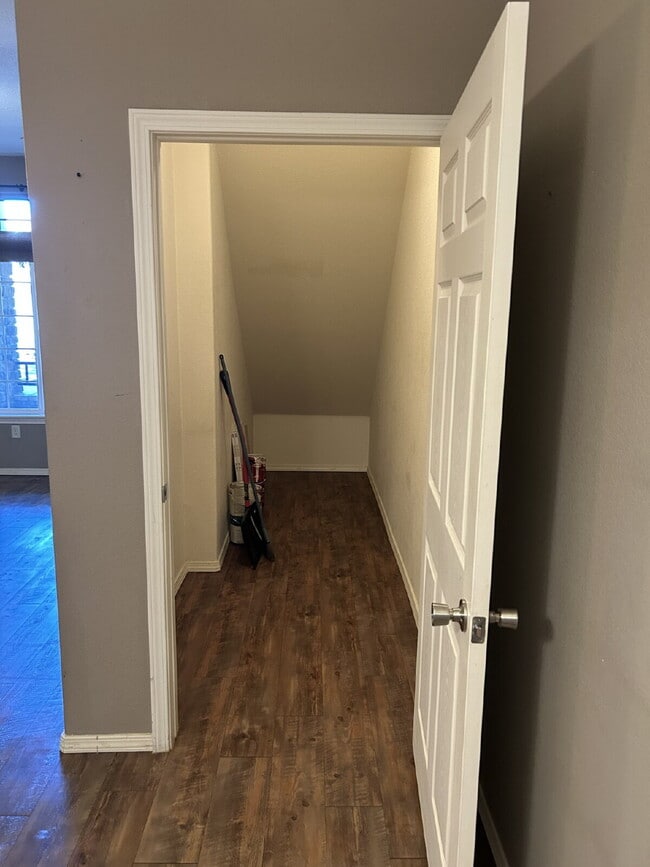 Building Photo - "Spacious 2-Bed, 2-Bath Condo Retreat in T...