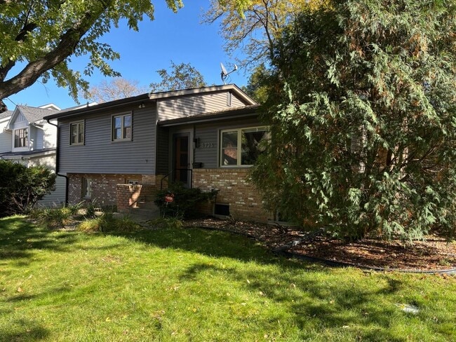 Building Photo - Beautiful 4-Bedroom, 2-Bathroom Home in Ed...