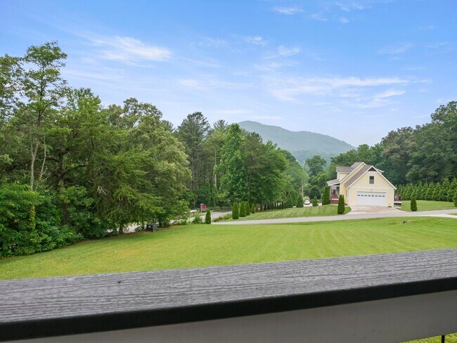 Large front yard with mountain views - 105 Bobby Ridge Dr