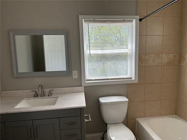 Building Photo - 2415 Crestview Ave