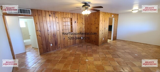 Building Photo - Grant & Silverbell Rd 3/1.5 with A/C $500 Security Deposit