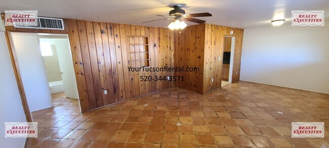 Building Photo - Grant & Silverbell Rd 3/1.5 with A/C