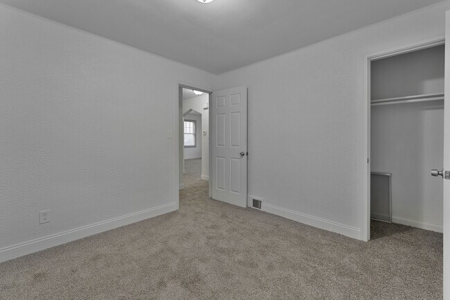 Building Photo - 1539 Weston Ave