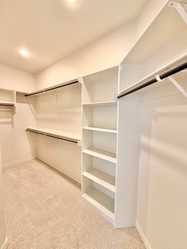 Building Photo - "Charming 3-Bedroom Oasis with 2 Full Baths in Odessa's Heart – Expansive 1895 Sq. Ft.!"