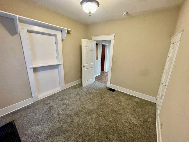 Building Photo - 919 S Douglas Ave