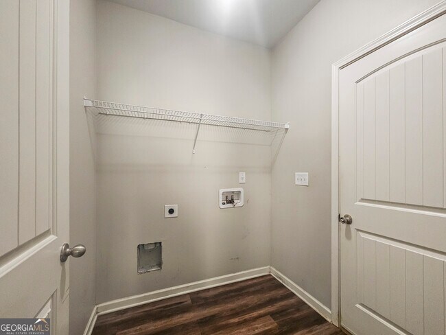 Building Photo - 213 Daisy Cir