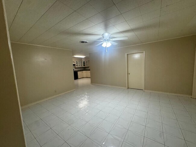 Building Photo - 302 Huisache Dr