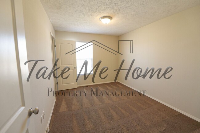 Building Photo - Charming 3 Bedroom