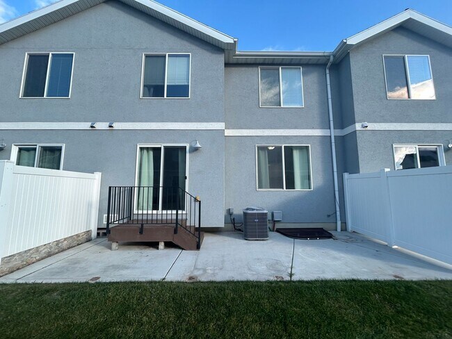 Building Photo - 3 Bedroom 3 Bathroom Townhouse in Saratoga Springs!