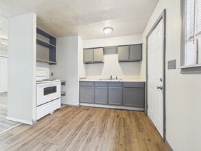 Building Photo - 2 Bedroom 1 bathroom Home