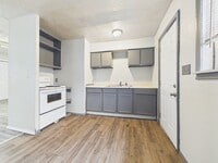 Building Photo - 2 Bedroom 1 bathroom Home
