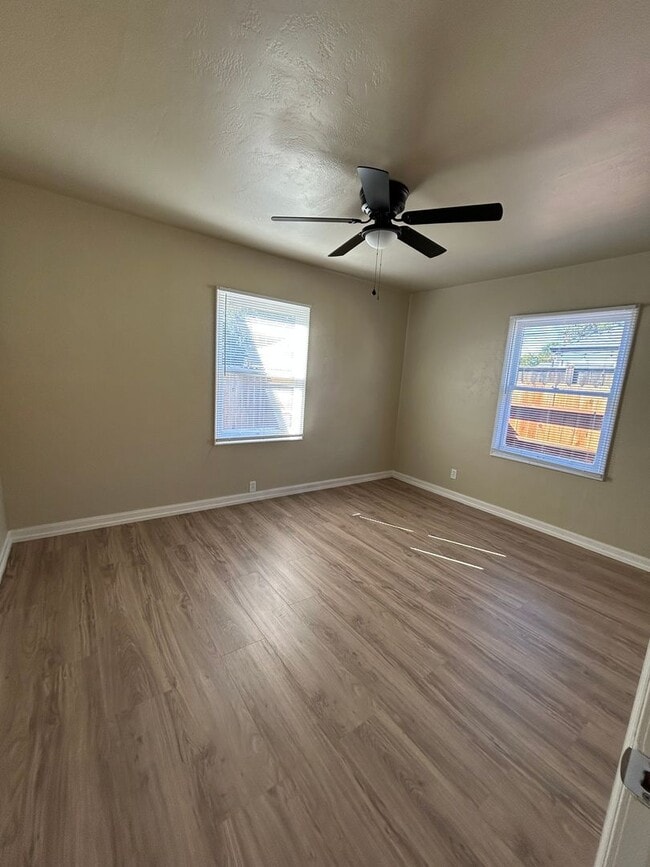 Building Photo - Newly Updated 2 Bed/1 Bath Home